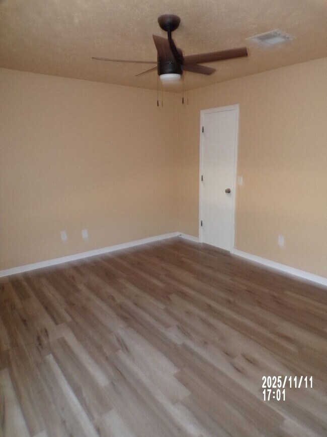 Building Photo - home located close to Bishop School District