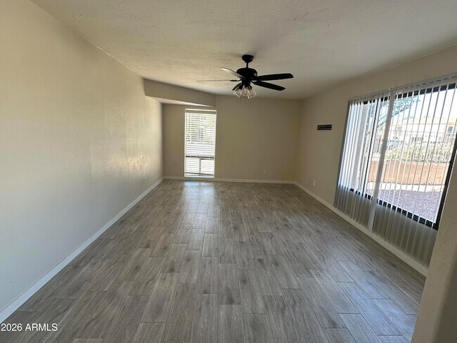 Foto del edificio - 15650 N 19th Ave