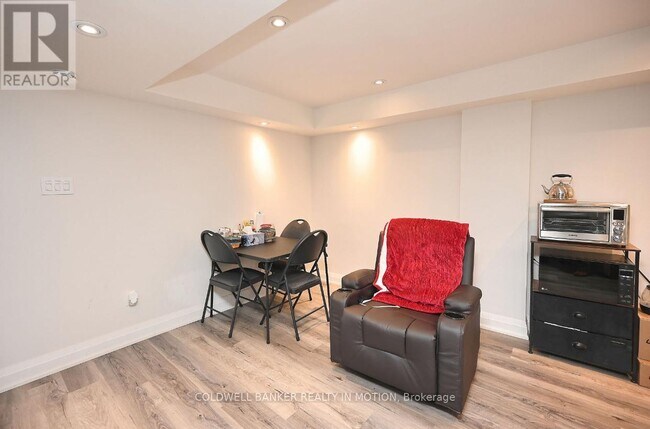 Photo du bâtiment - 1244 Robson Crescent