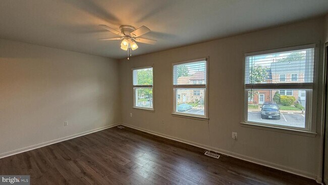 Building Photo - 2015 Mayflower Dr