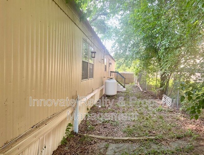 Building Photo - 437 Wicker Ave