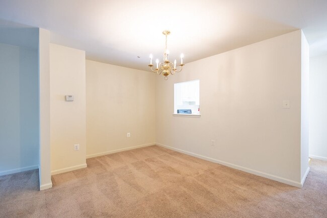 Building Photo - Charming 3 BR/2 Full BA & 2 Half BA Townho...