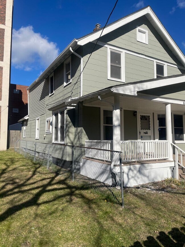Building Photo - Newly Renovated 4-Bedroom Single-Family Ho...