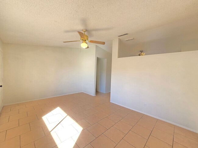 Foto del edificio - 2 Bed 1 Bath Spacious Apartment in Mesa