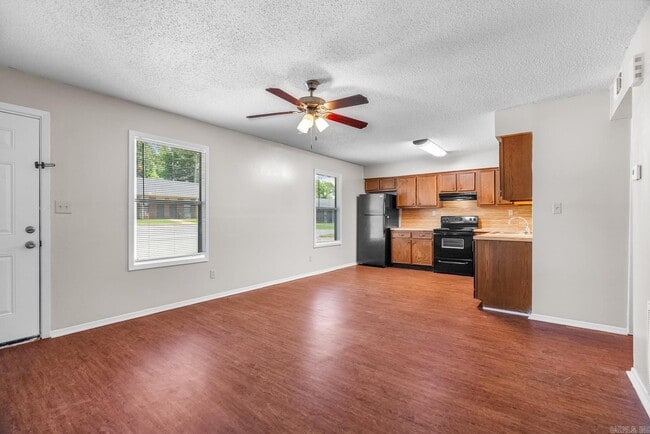 Building Photo - 151 Summerwood Dr