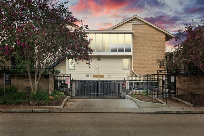 Building Photo - 3131 Cummins St