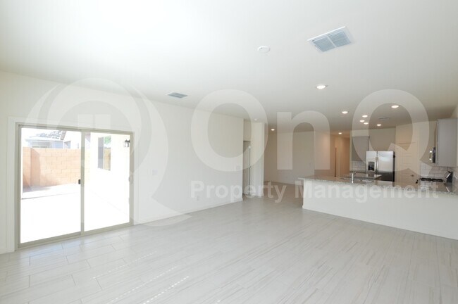 Foto del edificio - 2567 N Kenna Pl