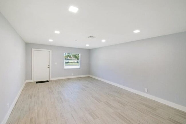 Building Photo - 9128 Roan Ln