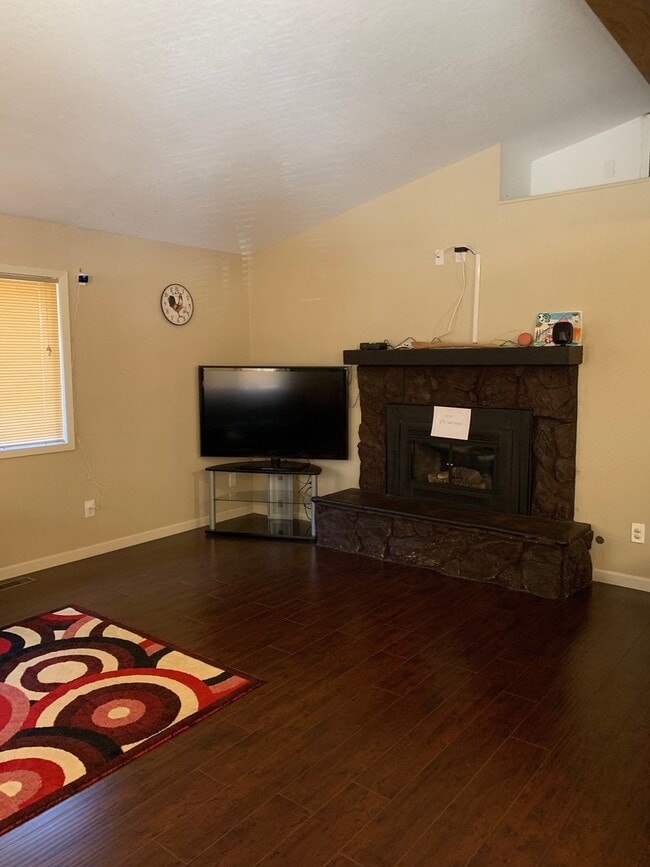 Building Photo - Updated and Spacious Layout in Convenient ...