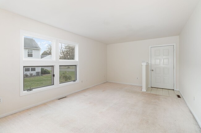 Building Photo - Open Concept Town-Home With Vaulted Ceilin...