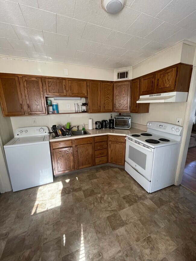 6 Lynwood Dr, Willimantic, CT 06226 House Rental in Willimantic, CT