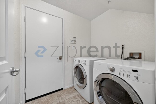 Foto del edificio - 1836 Olive Green St