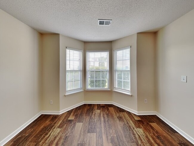 Building Photo - 6095 Trotters Cir