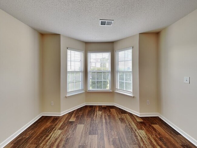 Foto del edificio - 6095 Trotters Cir