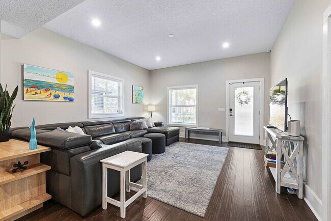 Building Photo - 76 Sanford St