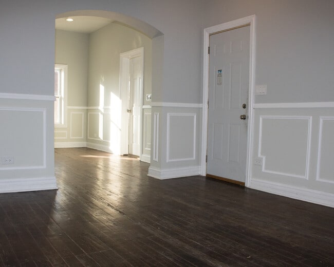Building Photo - 722 W 59th St