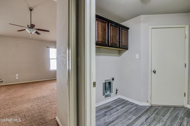 Foto del edificio - 12215 Stansbury Dr