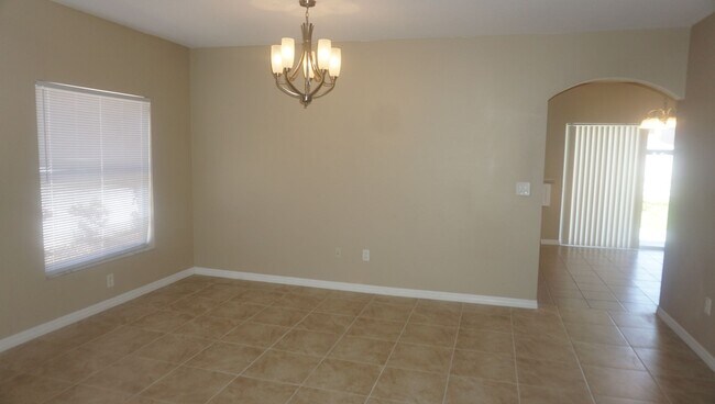 Foto del edificio - 4 Bedroom - 2.5 Bath - Two Story - Large Patio