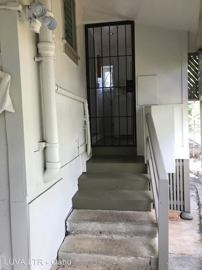 Building Photo - 3 br, 1 bath House - 1634B Leilehua Lane