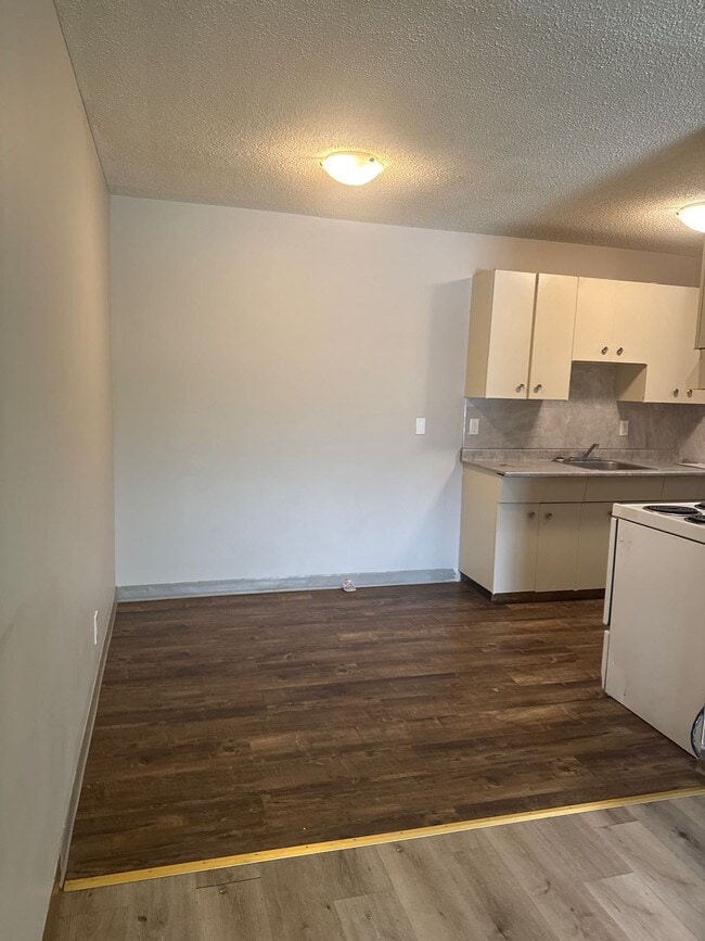 Building Photo - 1 Bed 1 Bath Unit in Edmonton, AB