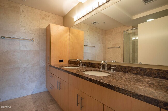 Building Photo - 7121 E Rancho Vista Dr