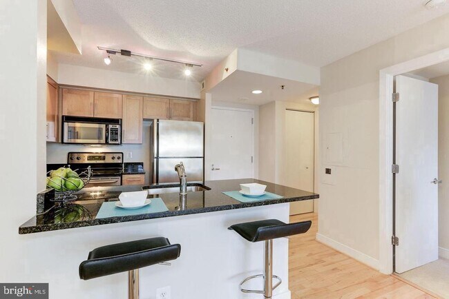 Foto del edificio - 7500 Woodmont Ave