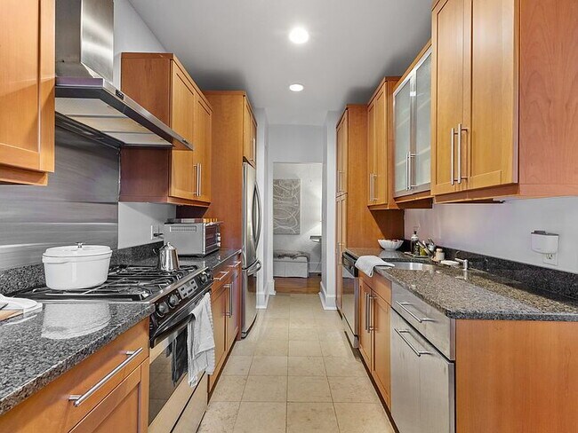 Foto del edificio - "Charming 1-Bedroom Retreat in Prime Greenwich Location – 895 Sq Ft of Cozy Elegance!"