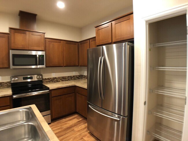 Foto del edificio - Beautiful 3 Bed, 2.5 Bath Townhome in Happ...