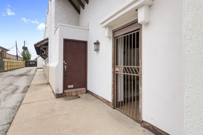 Foto del edificio - 2744 Briarhurst Dr