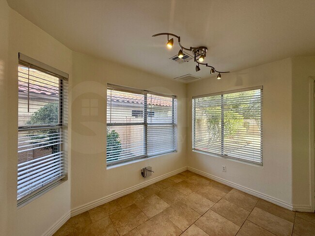 Building Photo - 1135 W Macaw Dr