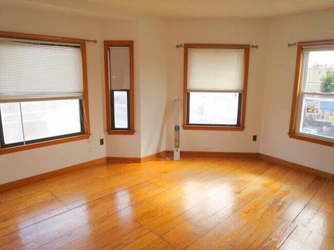 Building Photo - 671 Somerville Ave