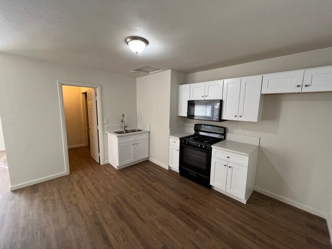 Building Photo - 220 Lilac Ct