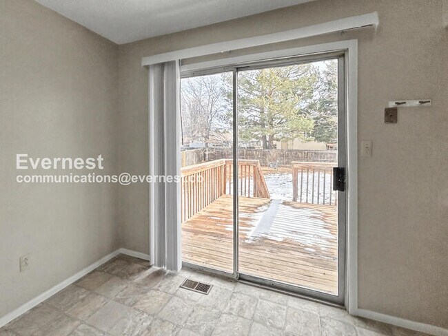 Foto del edificio - 3 Bed, 2 Bath Home with Fenced Yard & Garage / Available Now!