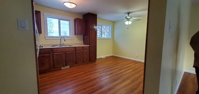 Photo du bâtiment - 4586-3004586 Heather Rd