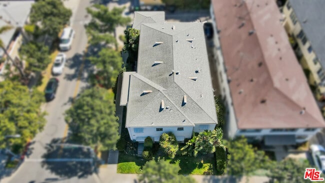Building Photo - 300 S Doheny Dr