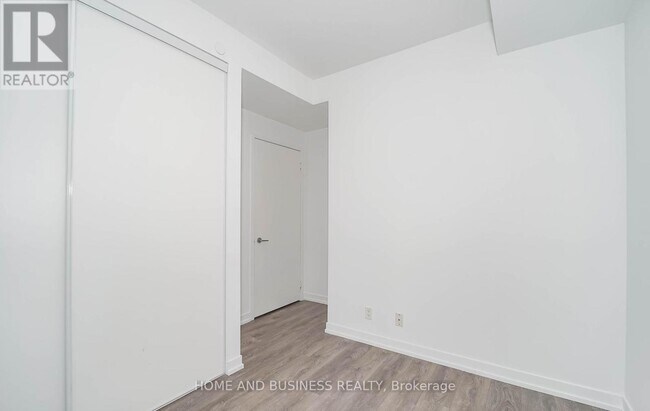 Photo du bâtiment - 950-1950 Portage Pkwy
