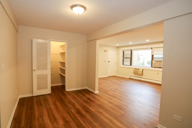 Building Photo - 9016 Lamon Ave