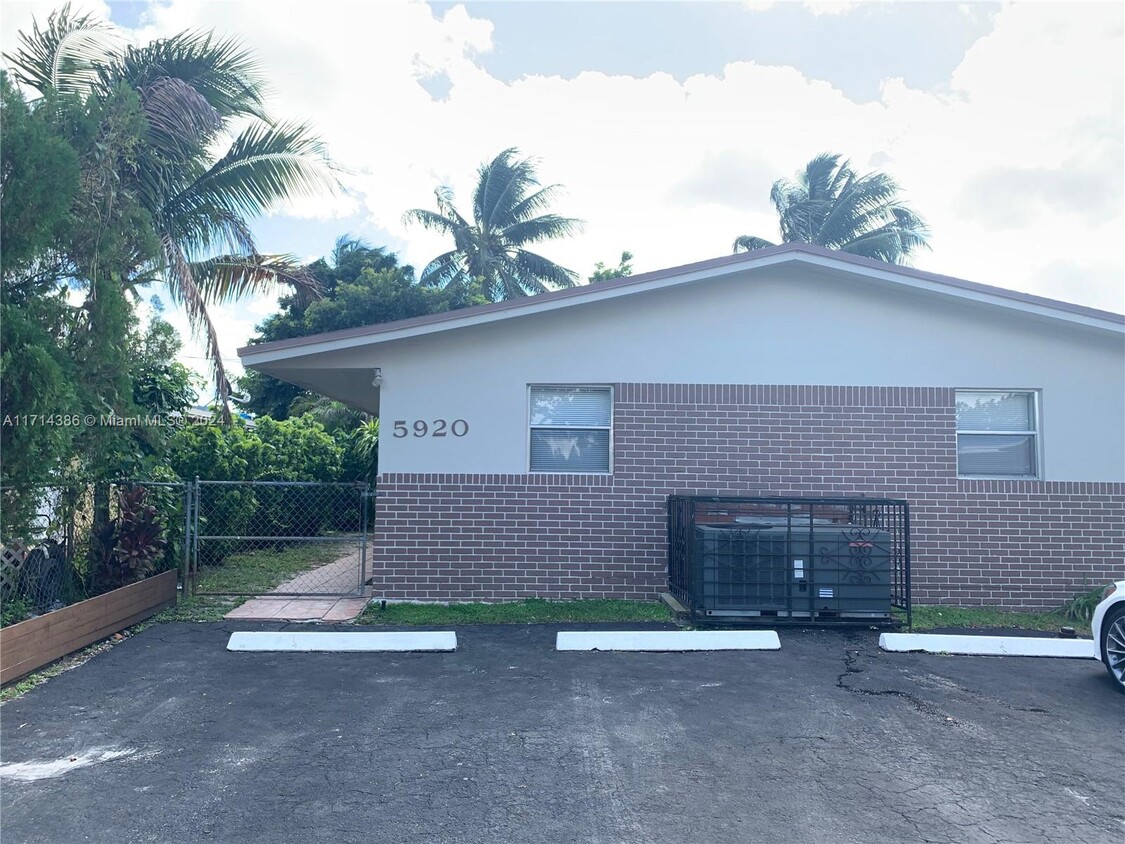 Foto principal - 5920 NW 19th St