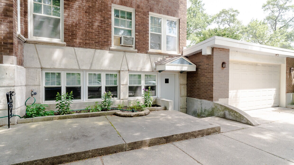 Primary Photo - 2247 W Estes Ave