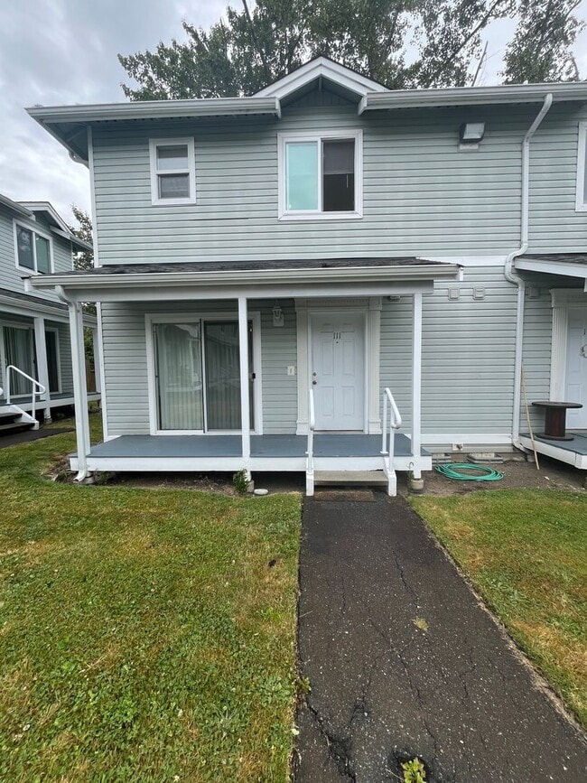 Building Photo - Townhouse Style Two Bedroom Apartment in B...