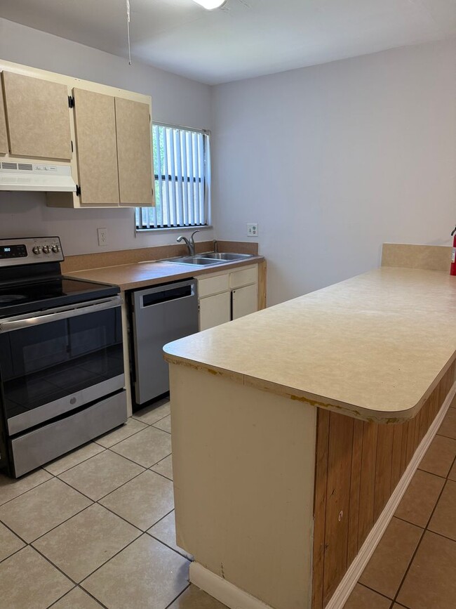 Building Photo - Location, location, location! 876 SF Unit-...