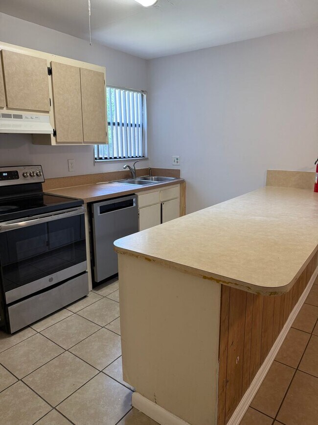 Foto del edificio - Location, location, location! 876 SF Unit-...