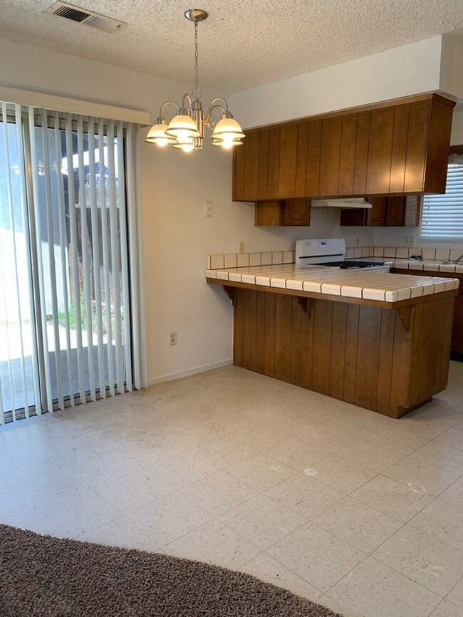 Building Photo - Newly remodeled Tulare apartment available!