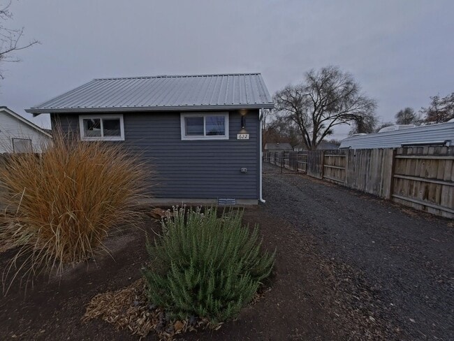 Building Photo - Lovely Remodeled 2 Bedroom Home in the heart of Prineville
