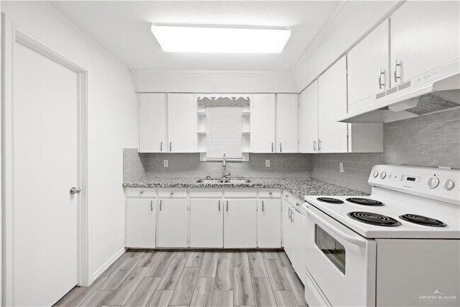 Building Photo - 1120 Vista Hermosa St