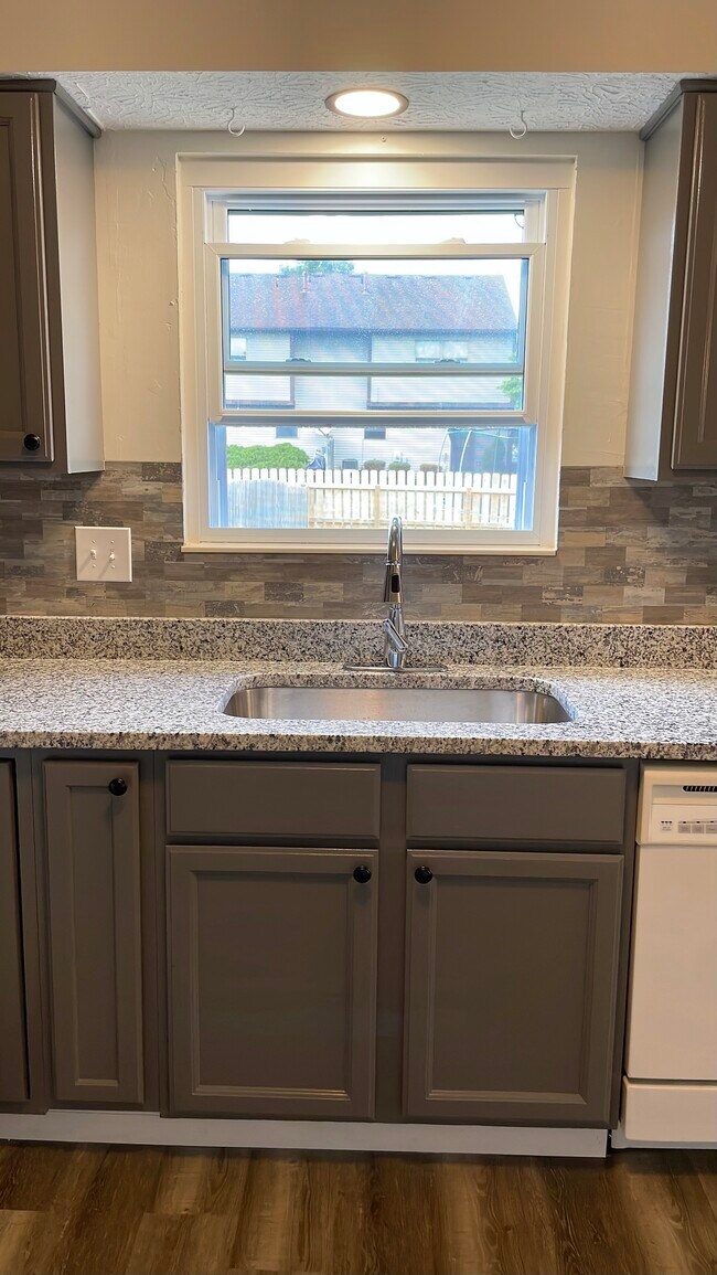 Building Photo - 3824 Longton Dr