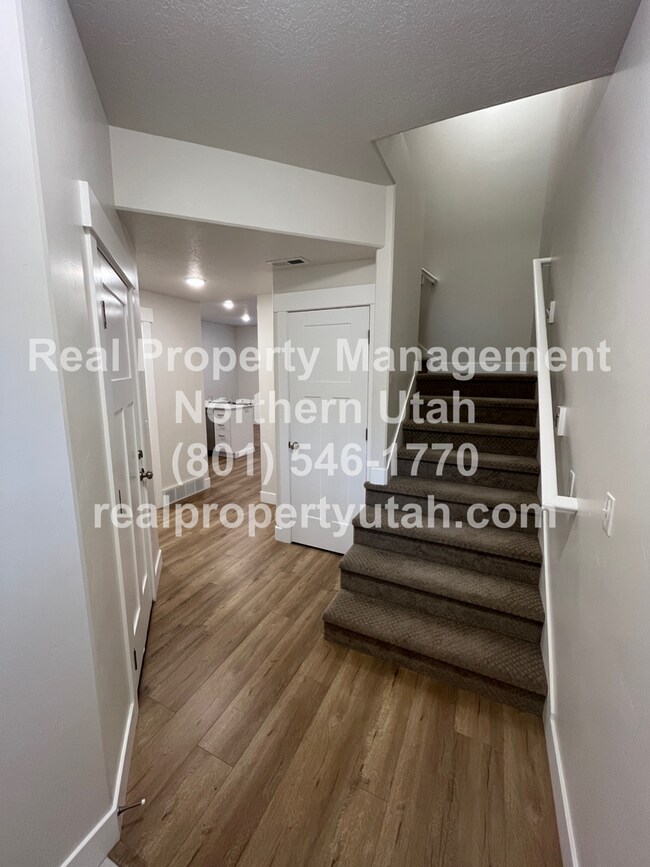 Foto del edificio - 3 Bedroom 2.5 Baths End Unit Townhome Avai...