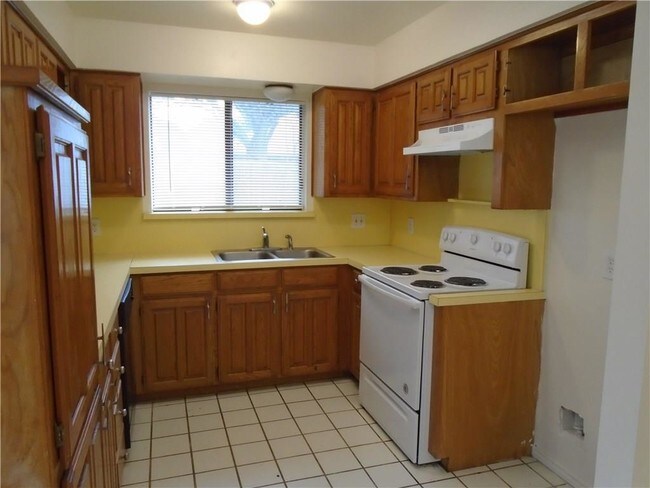 Building Photo - 3800 Fairhaven Dr