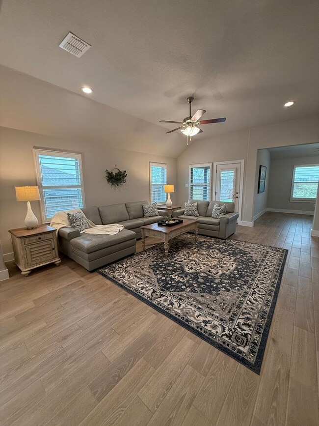 Building Photo - Well maintained single story home North San Antonio available now!