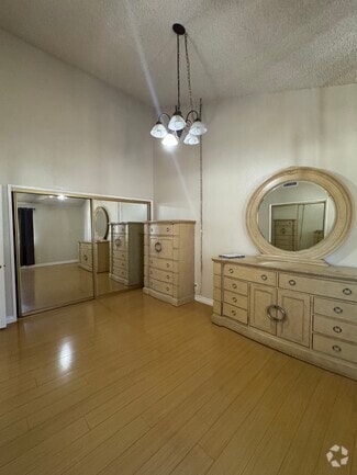 Building Photo - 7422 Hazeltine Ave